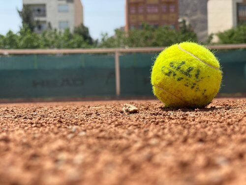 dormir avec une balle de tennis dans le dos contre le ronflement?