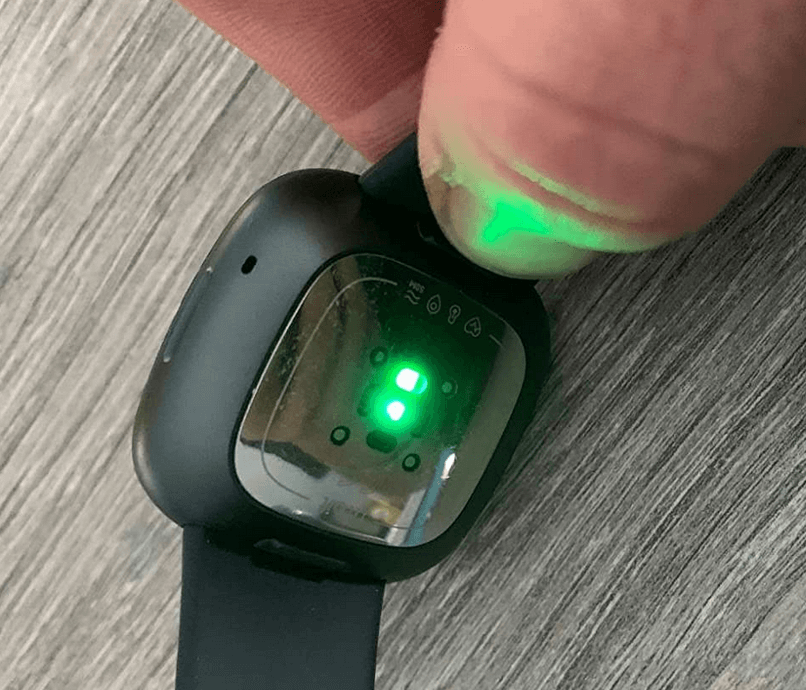 Voici le capteur de rythme cardiaque sur une Fitbit Pulse